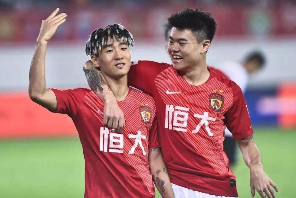 昨天凌晨结束的意甲联赛，罗马1-1佛罗伦萨，迪巴拉左大腿屈肌轻微不适提前被换下场。